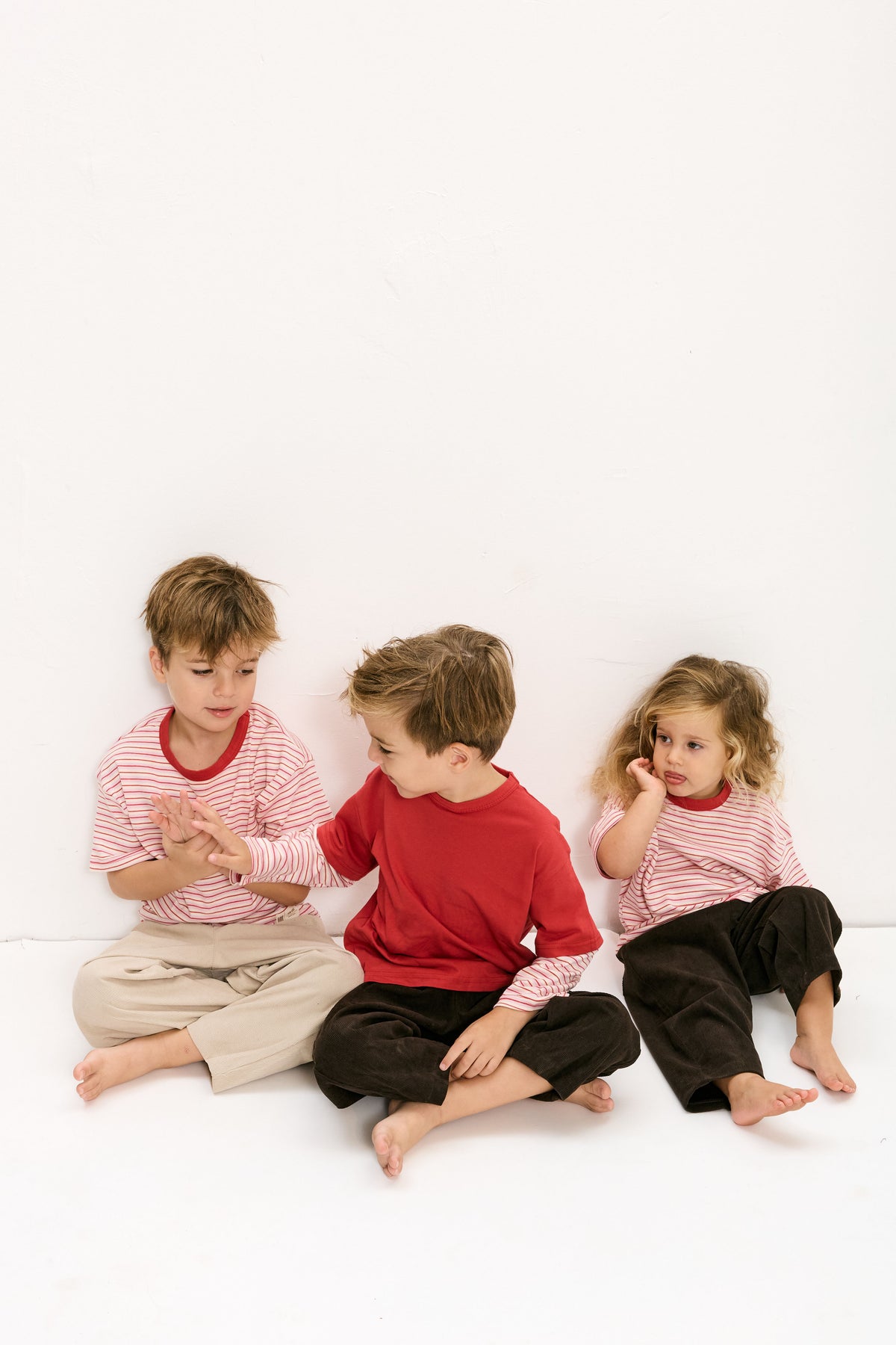 שלושה ילדים בישיבה, טישרטים בפסים סורבה