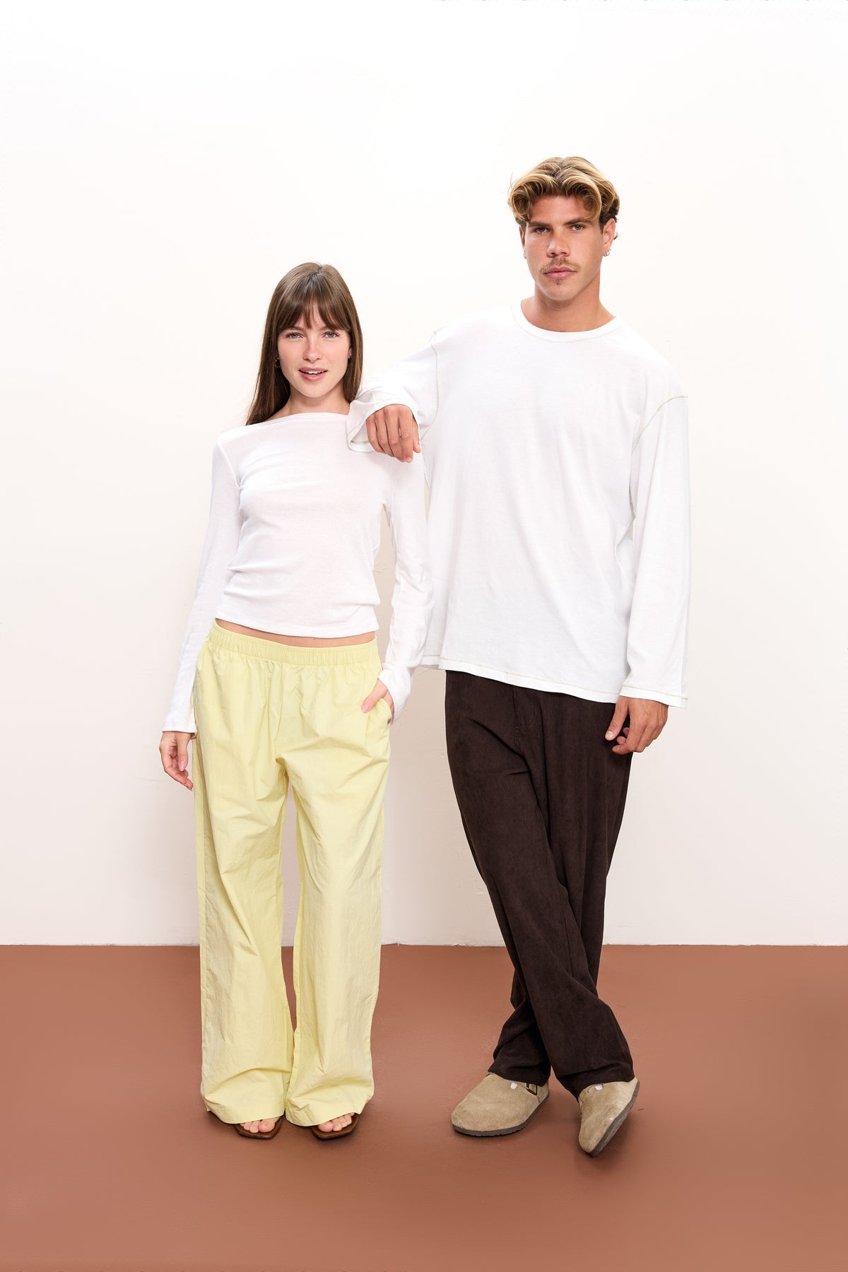 חולצת תפרים ארוכה לבן - לוק מלא של שני הדוגמנים עם מכנסי פרשוט | GON