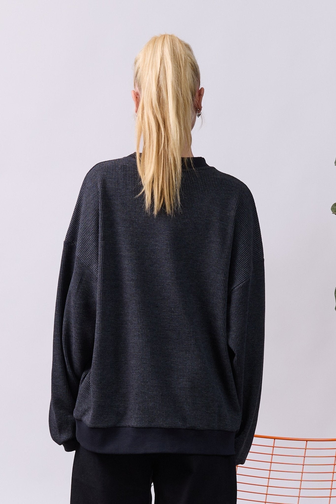 Vintage Waffle Sweatshirt – Black wash - GON